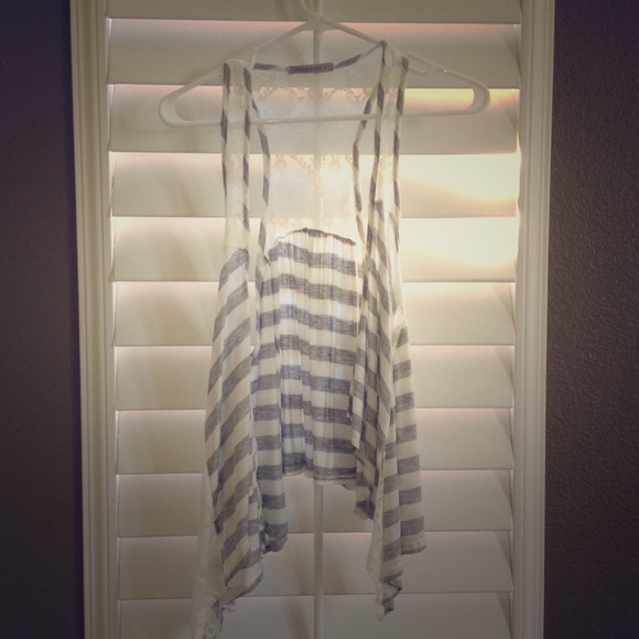 Feather grey/white lace vest - Picture 1 of 4