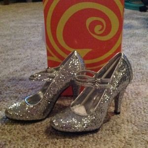 🌟SALE🌟NWT Prom💋 ~ gorgeous silver glitter heels