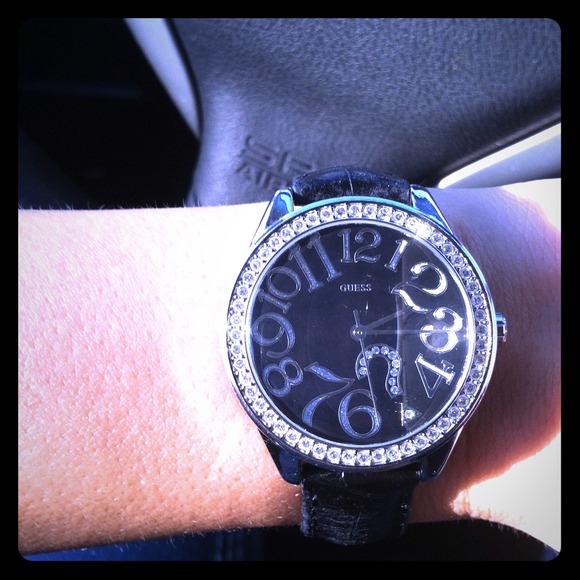 🎉TRADED🎉Black leather band guess watch