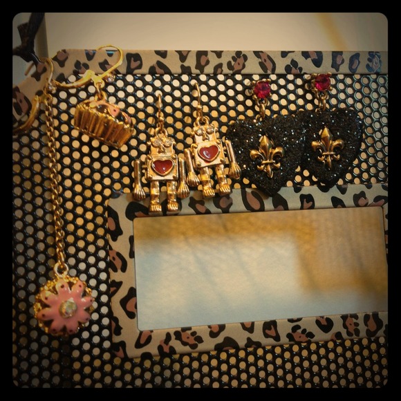 BUNDLE Betsey Johnson and Forever 21 Earrings!! - Picture 1 of 4