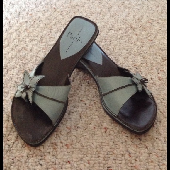 Never Worn PAOLO sandal bluish gray w/ flower sz 6
