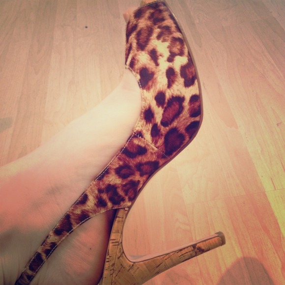🔴Price reduced! Guess leopard peep toe cork pumps
