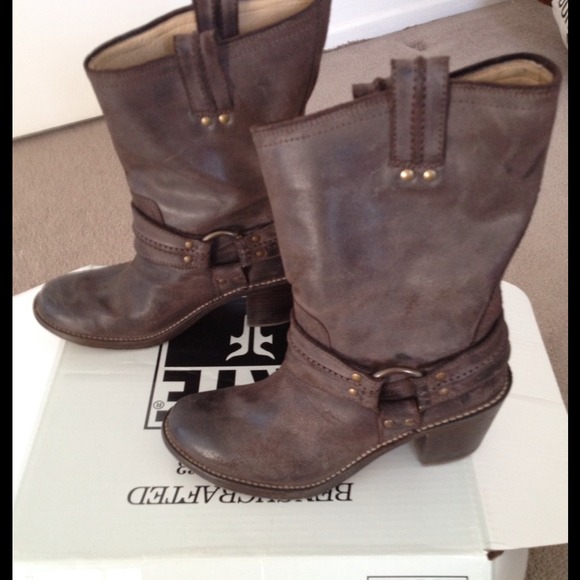 Traded with kb013104 Frye boots. Carmen harness.