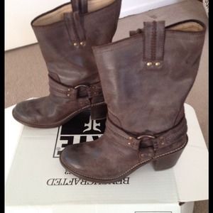 Traded with kb013104 Frye boots. Carmen harness.