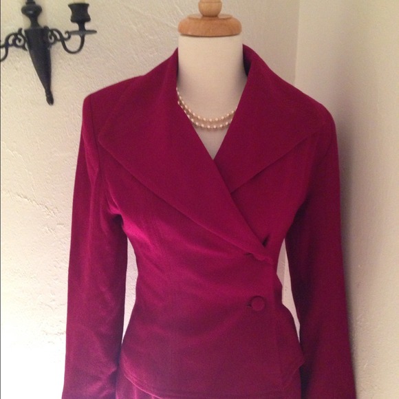 🎉sold🎉Burgundy business suit. Size S