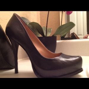 HOT!!!!! Black pumps