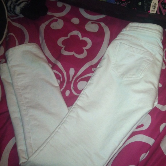 All white jeggings❤
