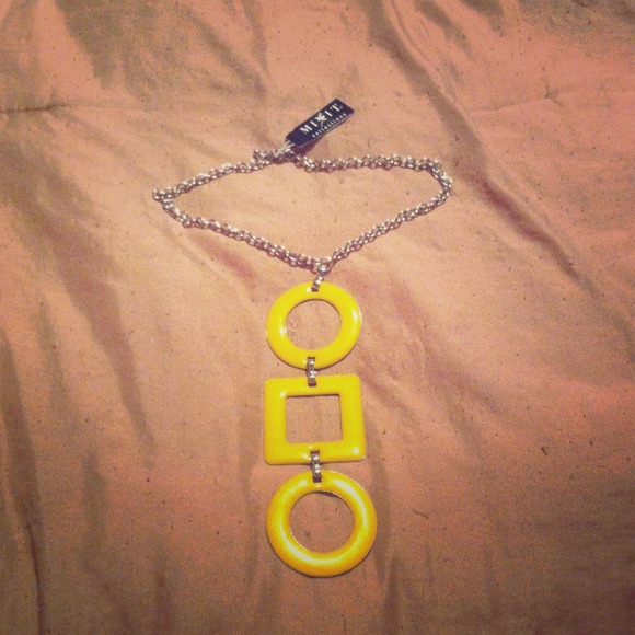 Yellow statement necklace e