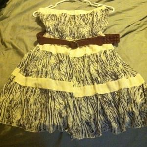 YA Los Angeles woman's strapless dress