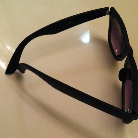 Inspired black sunglasses - Picture 2 of 3