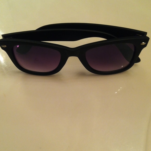 Inspired black sunglasses - Picture 3 of 3