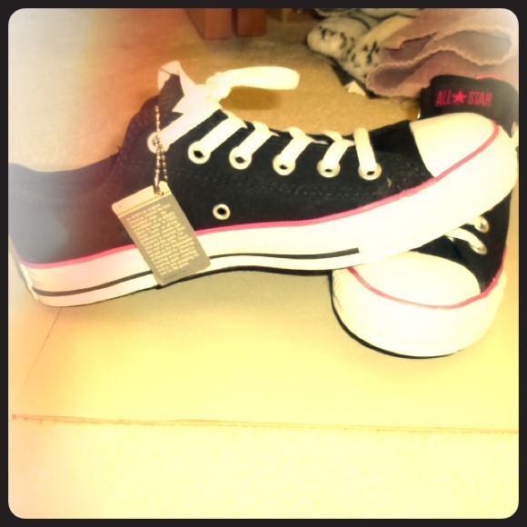 Converse Low Tops Black with Pink trim