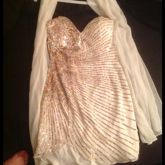 Terani Couture - Picture 2 of 2