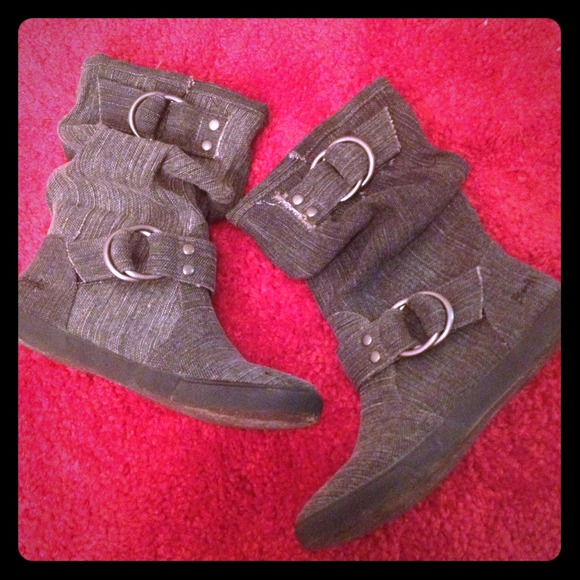 Adorable gray denim boots