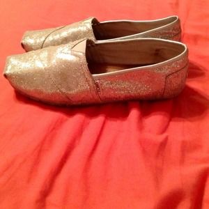 ❗RESERVED❗@breefawn TOMS size 9.5