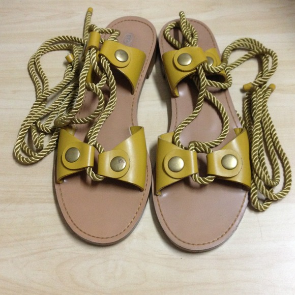 Yellow string sandals🌸