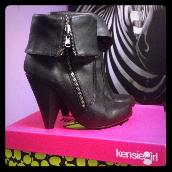 Kensie Girl black zip ankle booties