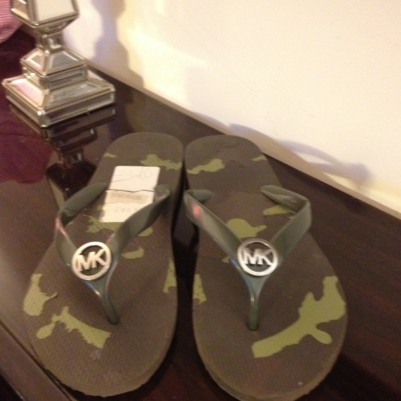 🚫SOLD Michael Kors camo flip flops🚫