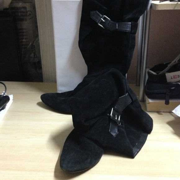 Black suede boots🌸