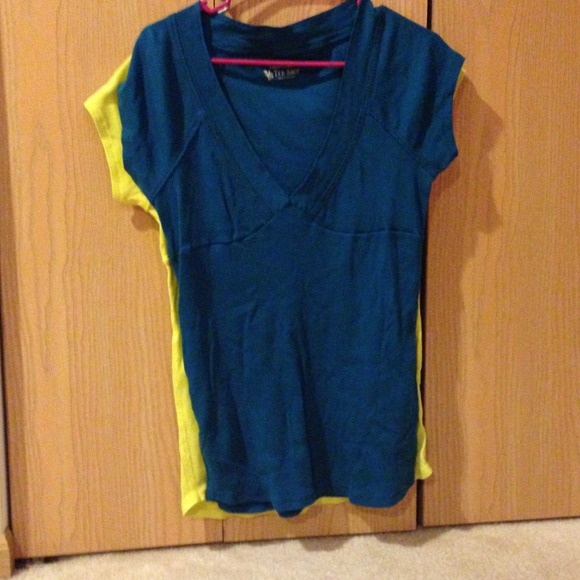 Bundle of 3 V-Neck T-Shirts - Picture 2 of 3