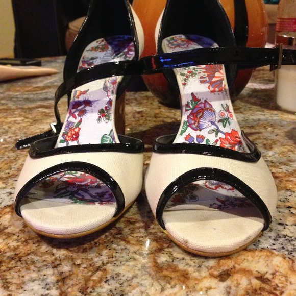 Small Wedge Heels - Picture 1 of 3