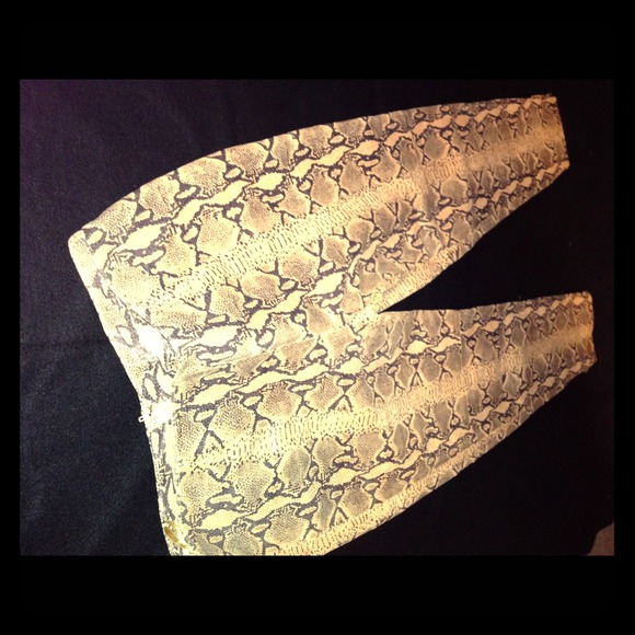 👀NewportNews📰 ⚡Snake Skin High Waisted Pants!⚡