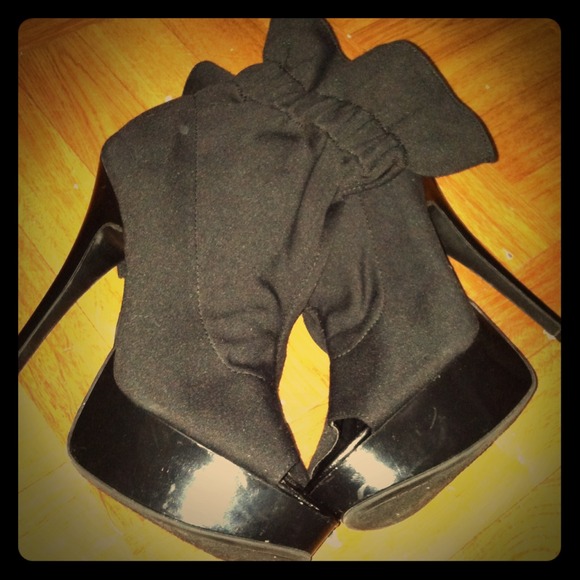 💋Black REPORT💋Bootie shoe w/ruffled top closure