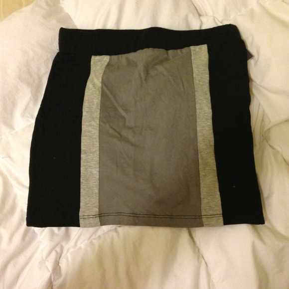 Rue 21 black and gray skirt M