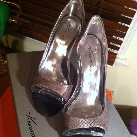⬇Reduced⬇Kenneth Cole NY rise and shine black pump