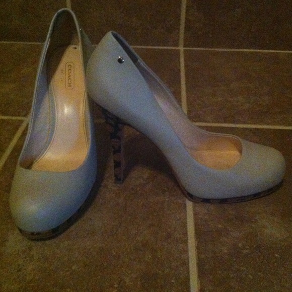 Nude pumps
