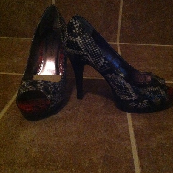 Peep toe pump