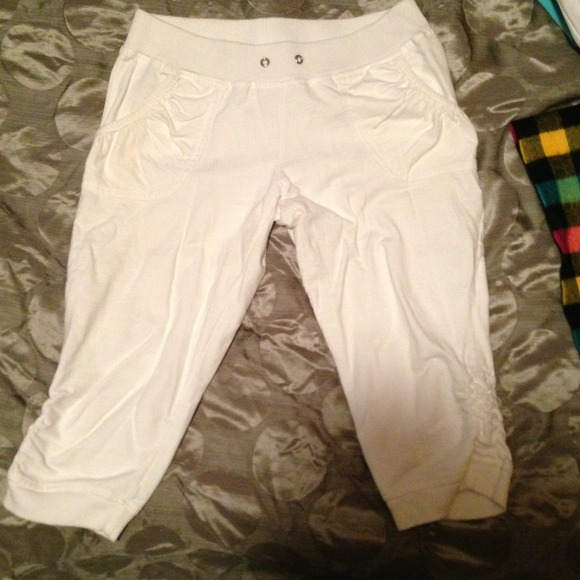 🚫Sold✨ White Capri