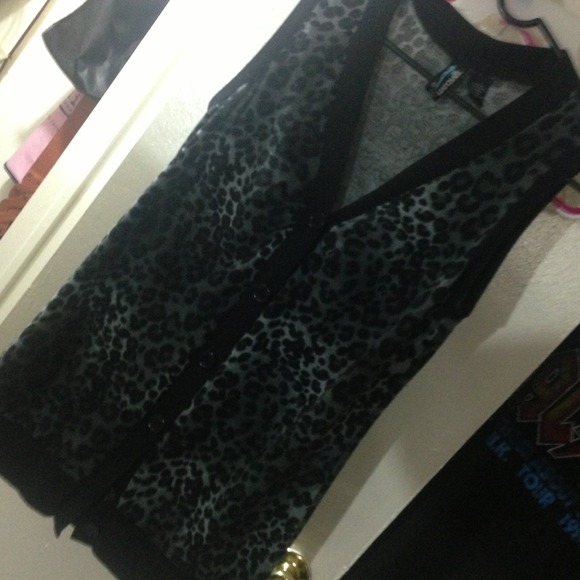 REDUCED: Cute leopard print sleeveless sweater - Picture 1 of 3