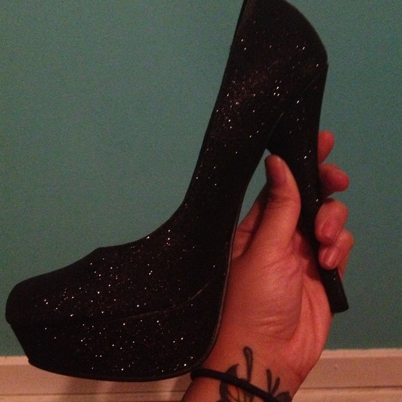 ⛔ Sold Black sparkly heels size 7 - Picture 2 of 3