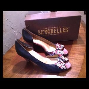 Seychelles black shoes w multicolored front