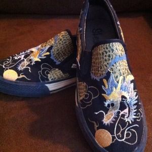 Embroidered dragon Skechers!! Cute😄