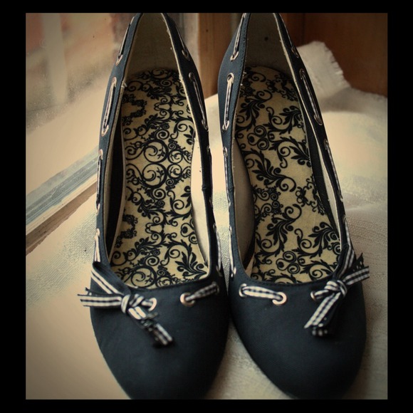 Chinese Laundry 7M Dark Blue Heels