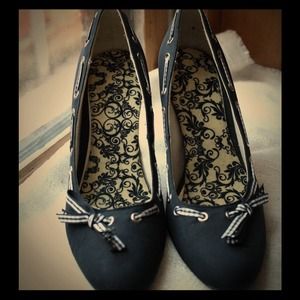 Chinese Laundry 7M Dark Blue Heels