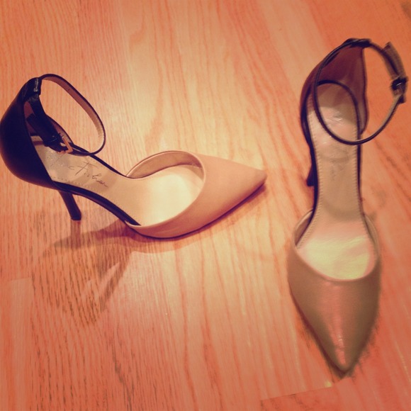 This shoe is timeless. New.. without tags.