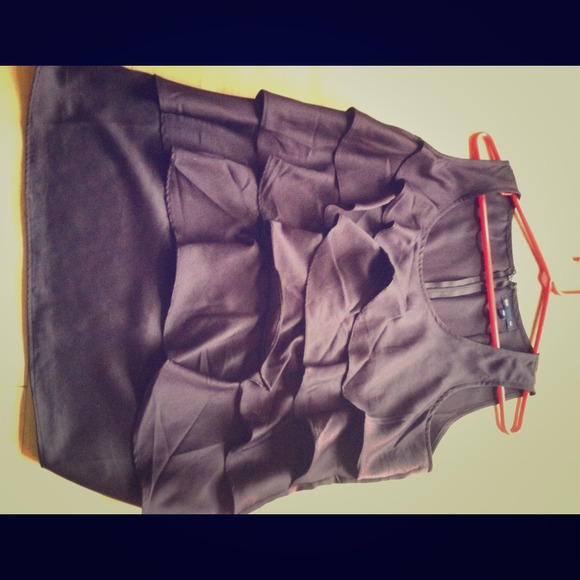 Sleeveless purple shirt with ruffle detail
