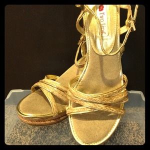 *SOLD in bundle* Two Lips Gold Wedge Sandals sz 9