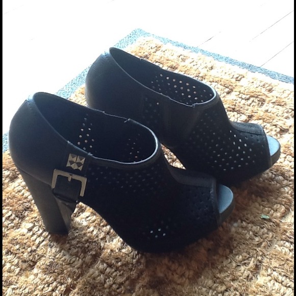 Nine and Company 7.5 fun black heels. NWT