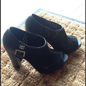 Nine and Company 7.5 fun black heels. NWT