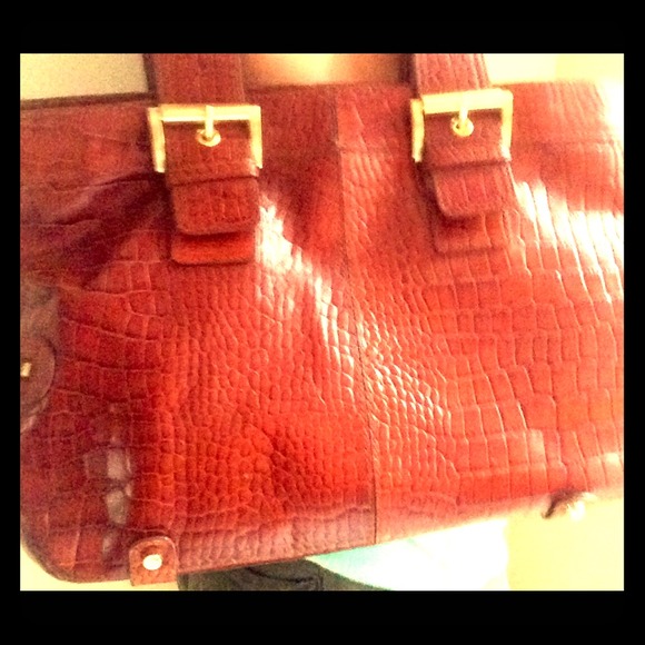 MAXX NEW YORK BROWN  LEATHER CROC HANDBAG. 🐊