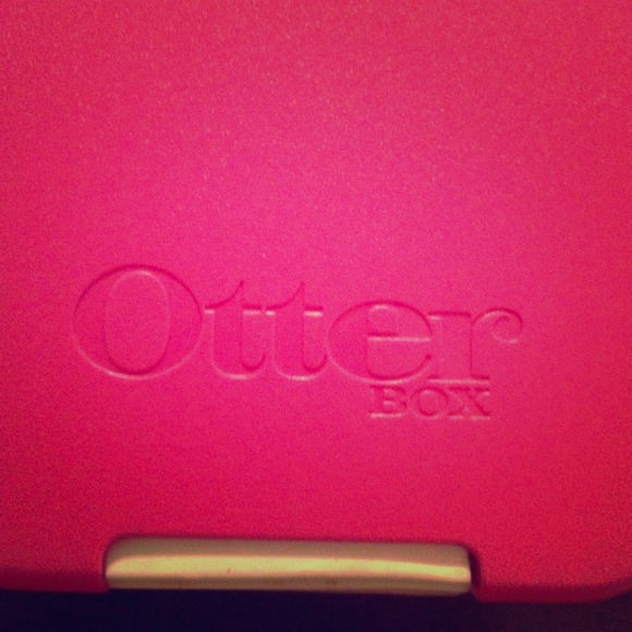 Pink and white otterbox iPhone 4/4s case 📲