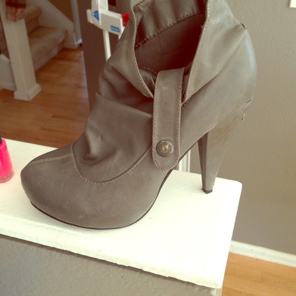 Adorable booty shoes!