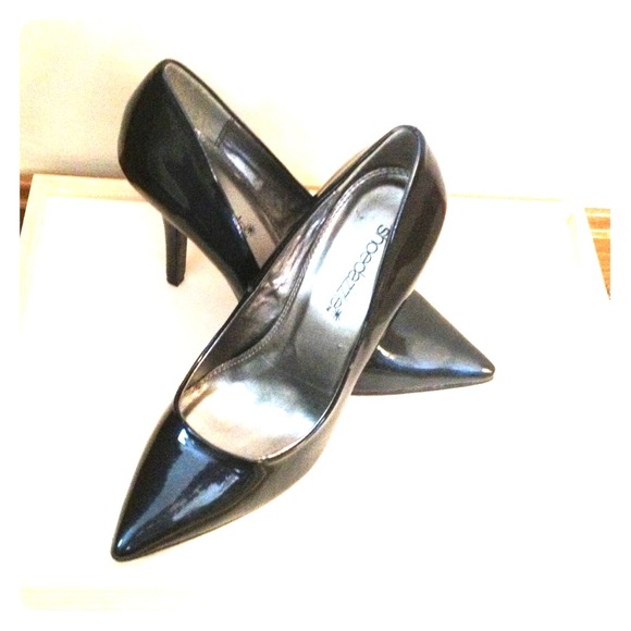 Metallic navy blue pumps