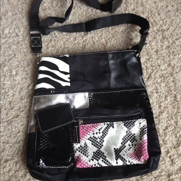 Trendy over the shoulder purse! Lots of pockets!