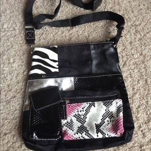 Trendy over the shoulder purse! Lots of pockets!