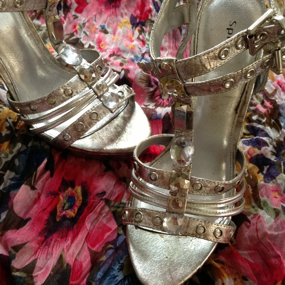 Spring silver shoe - Picture 2 of 2